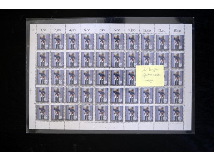 1954, Postillion 20 Pfg., Schärpe dunkelzinnober, 700 Stück in postfrischen Bogen, 13 Bogen im Rand, bei einem Bogen alle Mar