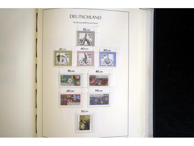 1949/90, postfrisch, in den Hauptnummern weit überkomplette Sammlung, dabei fast alle Werte aus Bogenecke, dabei u.a. Mi.-Nr.