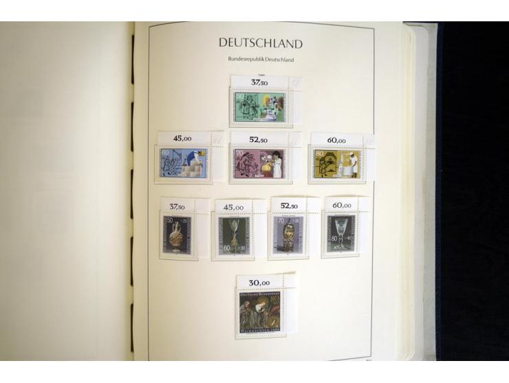 1949/90, postfrisch, in den Hauptnummern weit überkomplette Sammlung, dabei fast alle Werte aus Bogenecke, dabei u.a. Mi.-Nr.