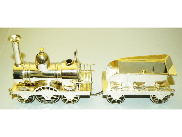 Aussergewöhnliches Schreibtischset in der Form einer frühen Lokomotive mit Anhänger. Die Lokomotive ist graviert mit "Volunte