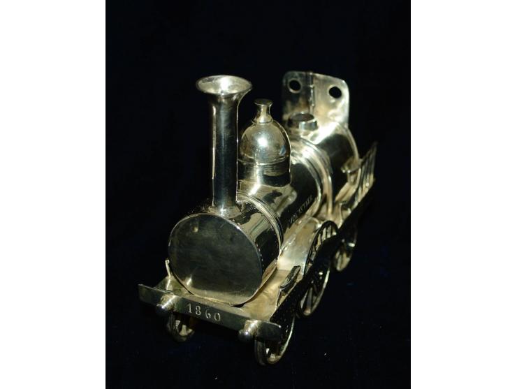 Aussergewöhnliches Schreibtischset in der Form einer frühen Lokomotive mit Anhänger. Die Lokomotive ist graviert mit "Volunte