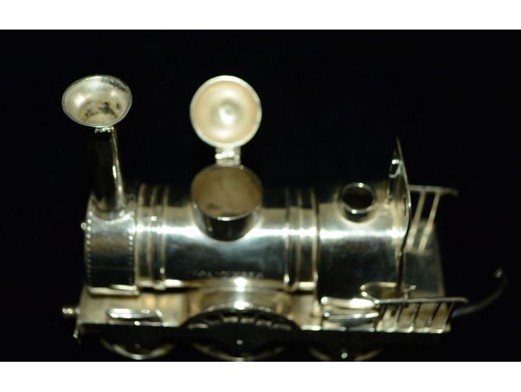 Aussergewöhnliches Schreibtischset in der Form einer frühen Lokomotive mit Anhänger. Die Lokomotive ist graviert mit "Volunte