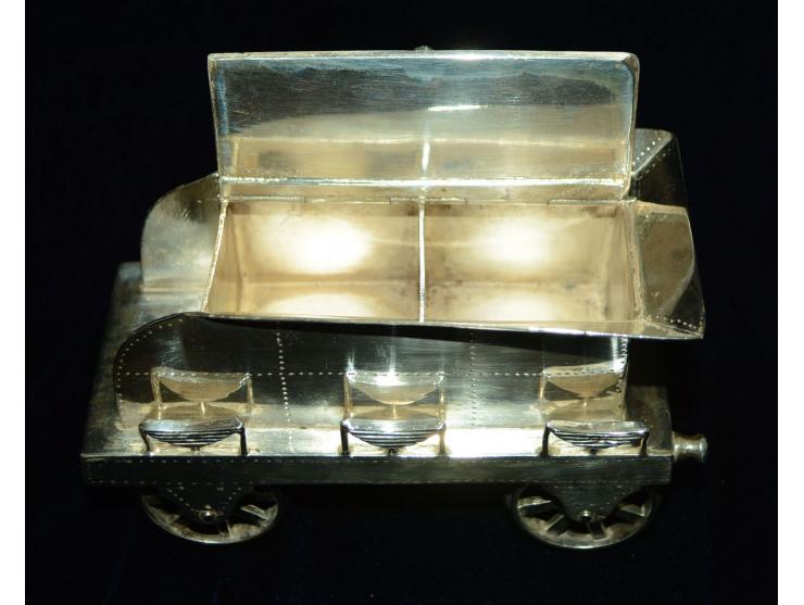 Aussergewöhnliches Schreibtischset in der Form einer frühen Lokomotive mit Anhänger. Die Lokomotive ist graviert mit "Volunte