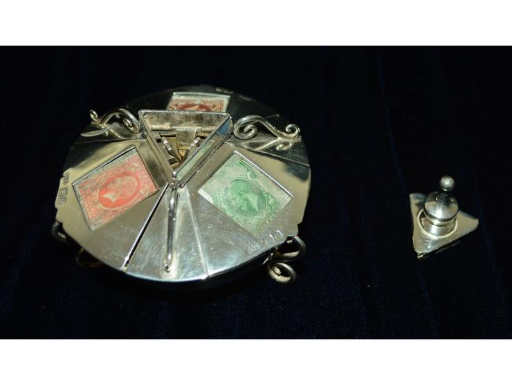 Sterling Silber, runde Briefmarkendose mit drei Briefmarkenfächer, jedes einzelne Fach mit eigenem verglasten Deckel (eingele