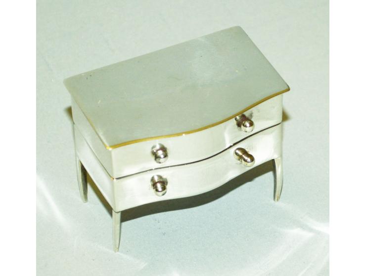 Englisches Silber, Briefmarkendose in der Form eines Schreibtisches mit zwei Schubladen, Punzmarken der Firma Arhur & John Zi