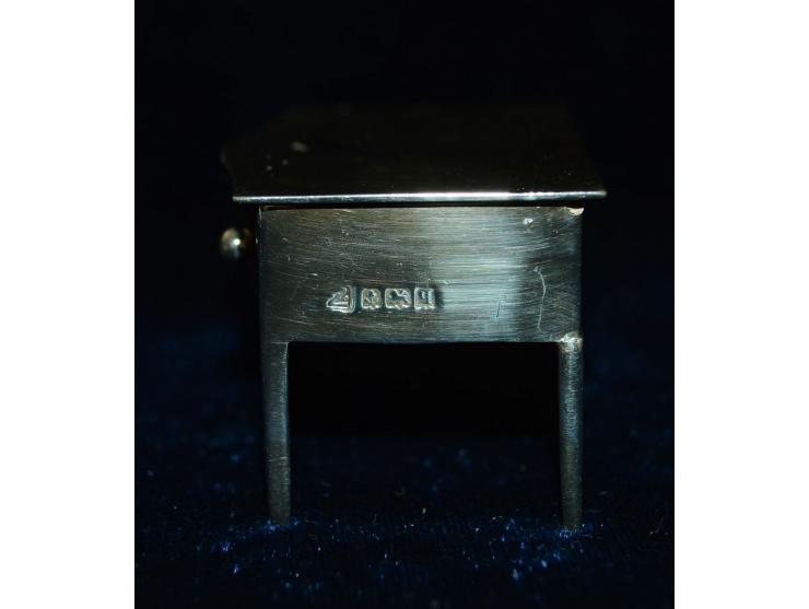 Englisches Silber, Briefmarkendose in der Form eines Schreibtisches mit einer Schublade, Punzmarken der Firma Arhur & John Zi
