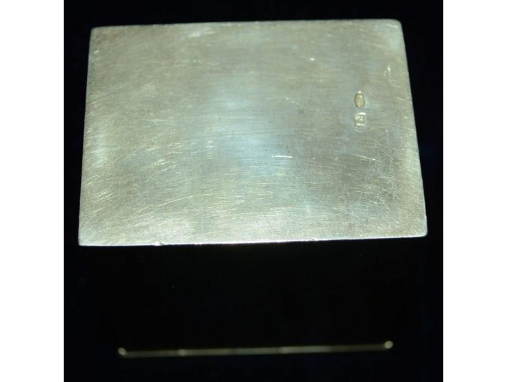 Russisches Silber, Briefmarkendose in Form eines Briefkasten, um 1900. Deckelaufsatz der Dose lässt sich öffnen, wohl zur Lag