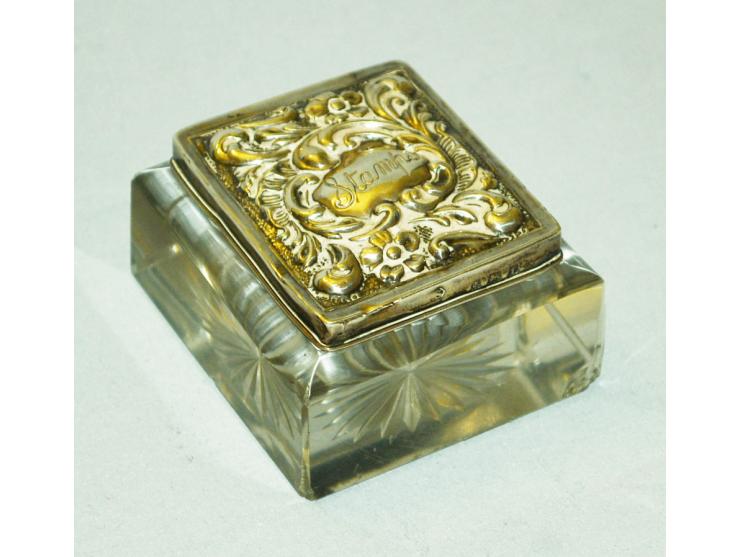 Englisches Silber, Briefmarkendose aus Kristallglas mit Deckel aus getriebenem Silber mit floralem Design sowie eingraviertem