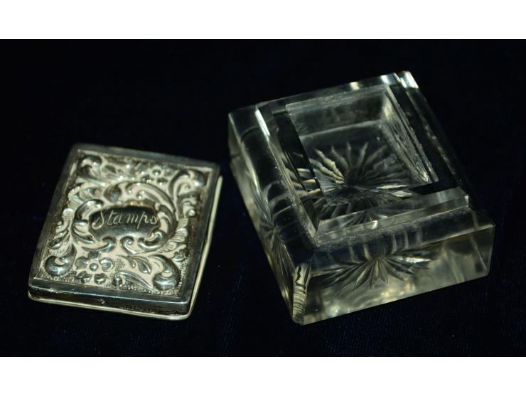 Englisches Silber, Briefmarkendose aus Kristallglas mit Deckel aus getriebenem Silber mit floralem Design sowie eingraviertem