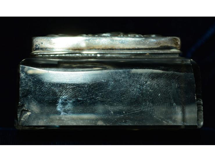 Englisches Silber, Briefmarkendose aus Kristallglas mit Deckel aus getriebenem Silber mit floralem Design sowie eingraviertem
