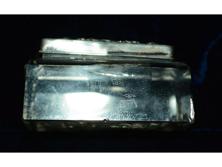 Englisches Silber, Briefmarkendose aus Kristallglas mit Deckel aus getriebenem Silber mit floralem Design sowie eingraviertem