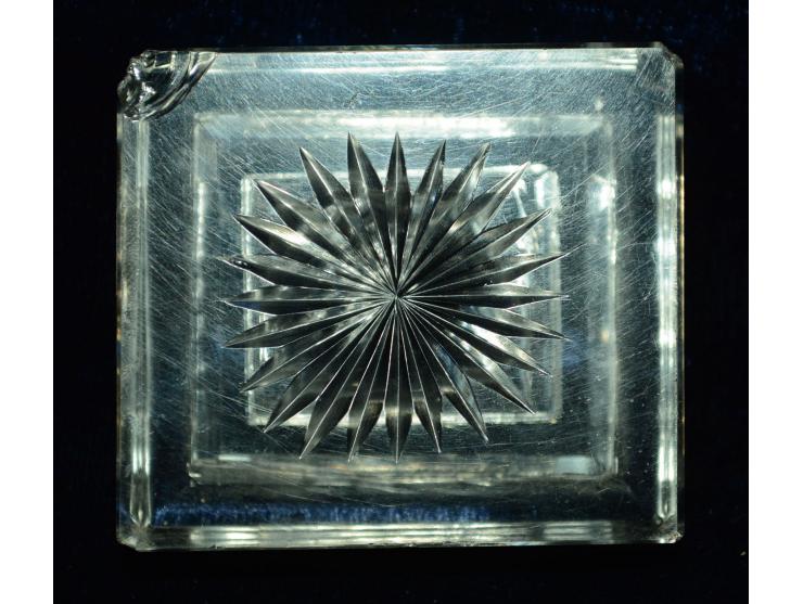 Englisches Silber, Briefmarkendose aus Kristallglas mit Deckel aus getriebenem Silber mit floralem Design sowie eingraviertem