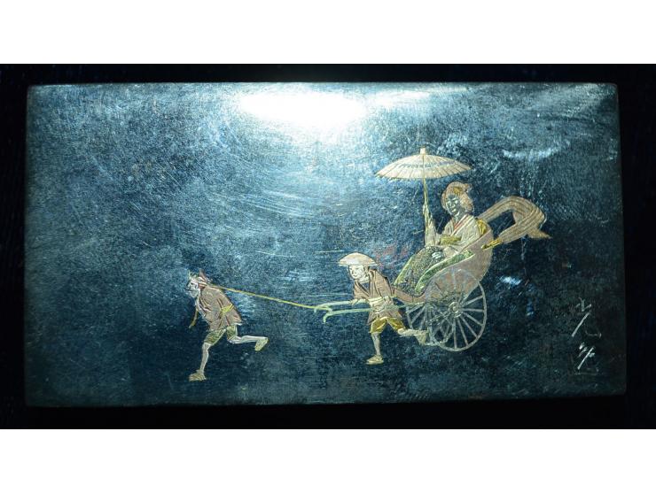 Chinesische Briefmarkendose aus versilbertem Metal mit eingelegtem figuralen gold- und silberfarbigen Metaldesign, Ende des 1