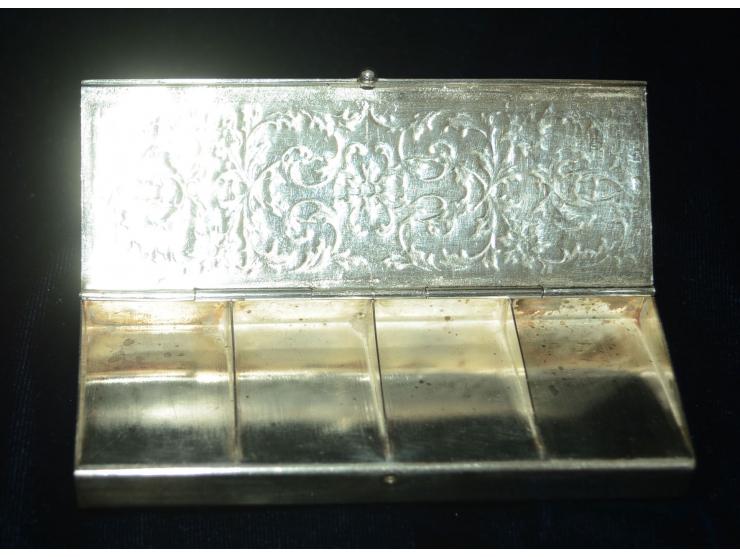 Niederländisches Silber, Briefmarkendose mit zwei Fächer ober- und unterseitig mit jeweils vier Briefmarkenfächern. Der Decke