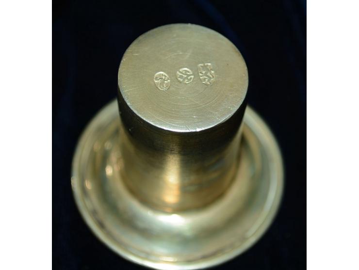 Englisches Silber, kleine Schreibtischgarnitur mit Vase, zwei Tintenfässern und einem Briefmarkenfach, alles arrangiert auf r