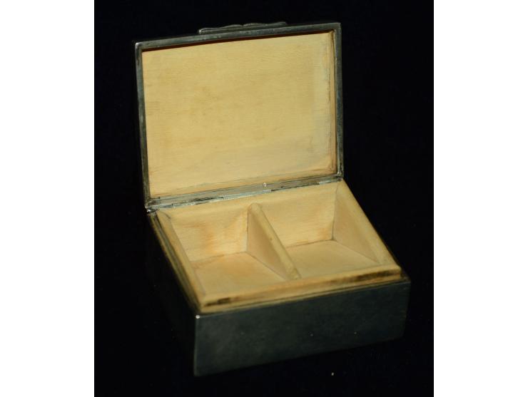 Englisches Silber, Briefmarkendose mit vorderseitig eingelegter Haifischhaut, London, 1906. Zwei Briefmarkenfächer. Außergewö