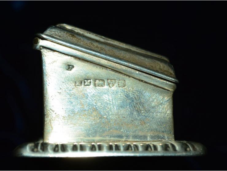 Silberbriefmarkendose mit drei im Deckel integrierte Halter für Briefmarken, hergestellt von H. Matthews um 1904. Schönes Sei