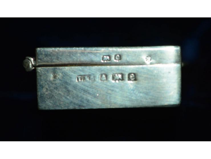 Englisches Silber, Briefmarkendose mit eingesetztem geschliffenen Kristallglas, Punzmarken Birmingham um 1904. Drei Briefmark
