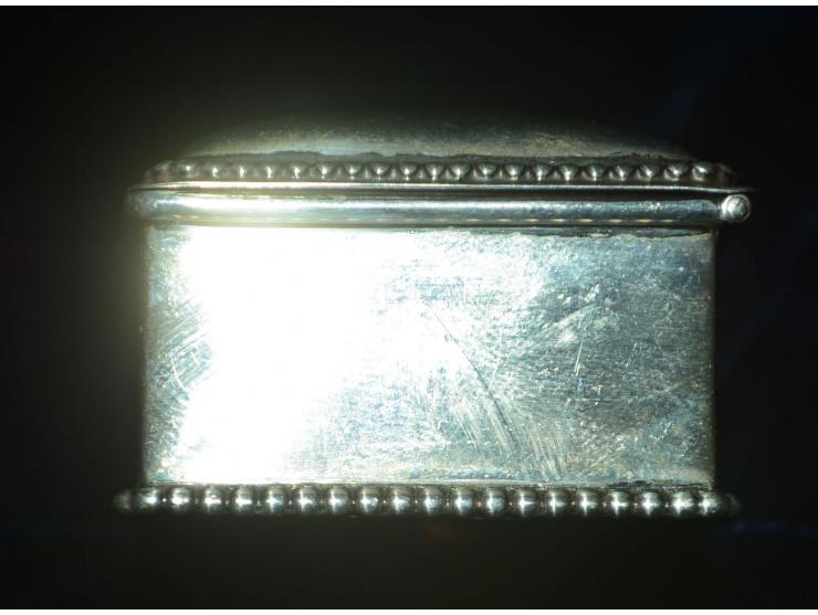 Sterling Silber, Briefmarkendose mit vorderseitiger Gravur "SRL" sowie Silberperlendekoration umlaufend um Deckel und Fuss de