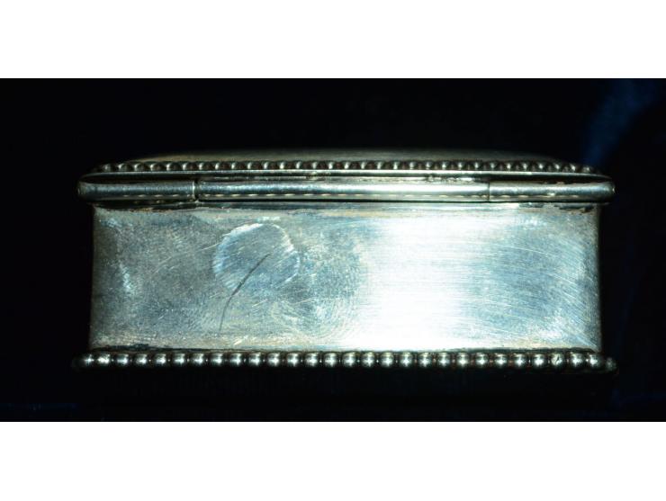 Sterling Silber, Briefmarkendose mit vorderseitiger Gravur "SRL" sowie Silberperlendekoration umlaufend um Deckel und Fuss de