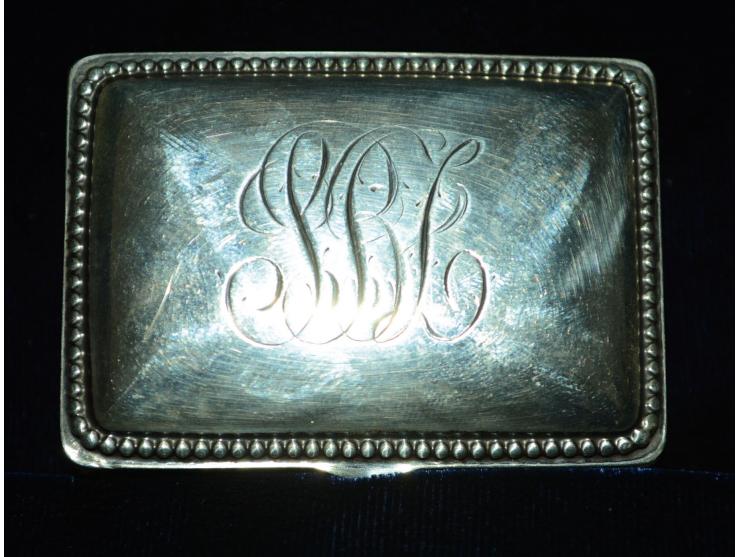 Sterling Silber, Briefmarkendose mit vorderseitiger Gravur "SRL" sowie Silberperlendekoration umlaufend um Deckel und Fuss de