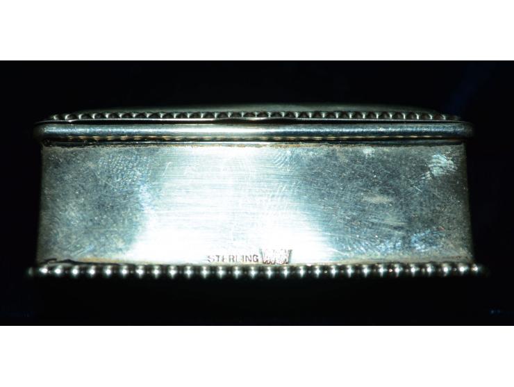 Sterling Silber, Briefmarkendose mit vorderseitiger Gravur "SRL" sowie Silberperlendekoration umlaufend um Deckel und Fuss de