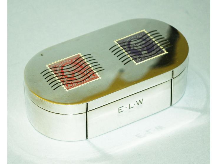 Amerikanisches Silber, Briefmarkendose mir zwei Briefmarkenfächer für Briefmarkenrollen. Der Deckel zeigt eine 2c und eine 3c