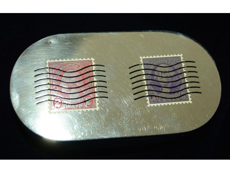 Amerikanisches Silber, Briefmarkendose mir zwei Briefmarkenfächer für Briefmarkenrollen. Der Deckel zeigt eine 2c und eine 3c