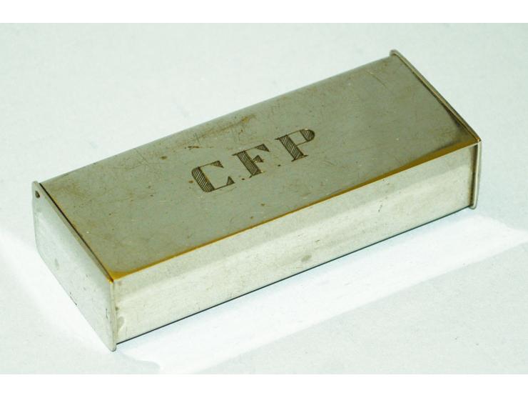 Silberne Briefmarkendose mit Gravur auf dem Deckel "CFP".  Frankreich um 1920. Drei Briefmarkenfächer. Schönes Stück in saube
