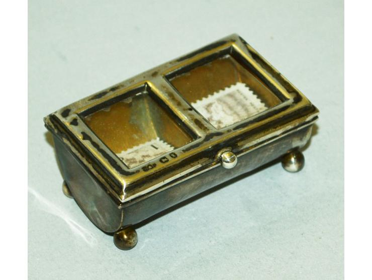 Sterling Silber, kleine Briefmarkendose mit im Deckel eingesetzten Glasscheibchen.Die Briefmarkendose hat zwei Briefmarkenfäc