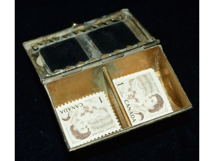 Sterling Silber, kleine Briefmarkendose mit im Deckel eingesetzten Glasscheibchen.Die Briefmarkendose hat zwei Briefmarkenfäc