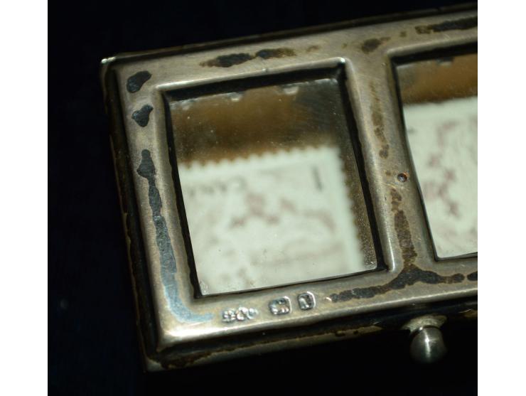 Sterling Silber, kleine Briefmarkendose mit im Deckel eingesetzten Glasscheibchen.Die Briefmarkendose hat zwei Briefmarkenfäc