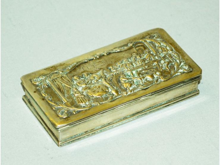Niederländisches Silber, Geradus Schoorl of Zaandijk, Briefmarkendose, vorderseitig verziert mit Relief einer niederländische