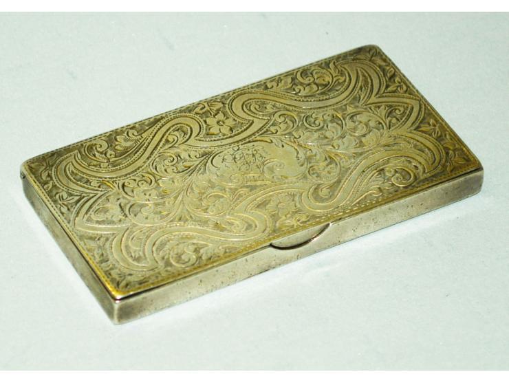 Englisches Silber, Briefmarkendose fein ziseliert, zwei Briefmarkenfächer. Punzmarken "A.C". Geringe Oxidationsspuren. Sauber