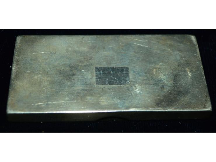 Englisches Silber, Briefmarkendose fein ziseliert, zwei Briefmarkenfächer. Punzmarken "A.C". Geringe Oxidationsspuren. Sauber