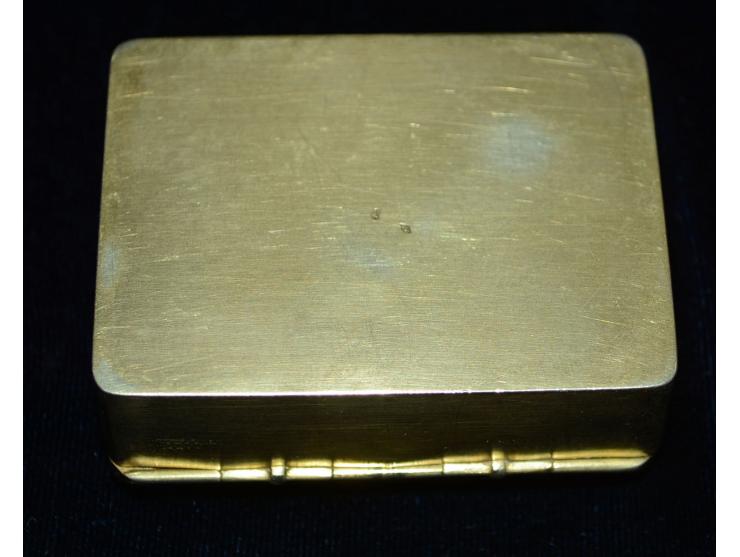 Kleine Briefmarkendose mit reich verziertem Deckel, wohl Ende 19. Jhd., nicht entzifferbare Punzmarken. Briefmarkendose verfü