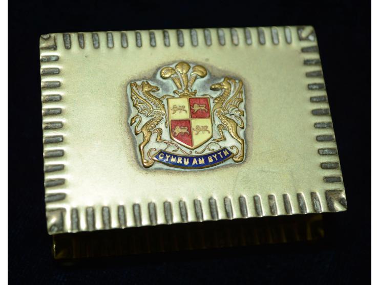 Englisches Silber, kleine Briefmarkendose mit aufgesetztem Wappenschild und Inschrift: "Cymru am byth" - Lang lebe Wales, End