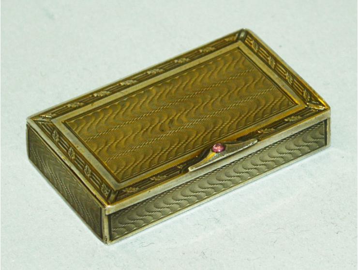Kleine Briefmarkendose ohne sichtbare Punzmarken, wohl Silber, mit eingesetztem Ametyst, Ende 19. Jhd.. Die Dose verfügt über