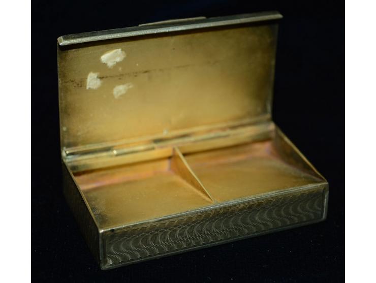 Kleine Briefmarkendose ohne sichtbare Punzmarken, wohl Silber, mit eingesetztem Ametyst, Ende 19. Jhd.. Die Dose verfügt über