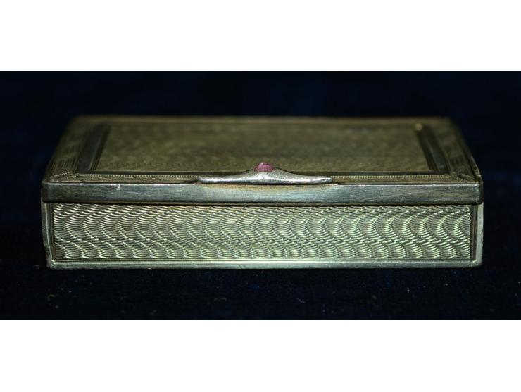 Kleine Briefmarkendose ohne sichtbare Punzmarken, wohl Silber, mit eingesetztem Ametyst, Ende 19. Jhd.. Die Dose verfügt über