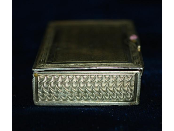 Kleine Briefmarkendose ohne sichtbare Punzmarken, wohl Silber, mit eingesetztem Ametyst, Ende 19. Jhd.. Die Dose verfügt über