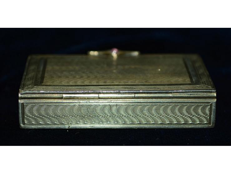 Kleine Briefmarkendose ohne sichtbare Punzmarken, wohl Silber, mit eingesetztem Ametyst, Ende 19. Jhd.. Die Dose verfügt über