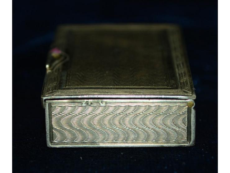 Kleine Briefmarkendose ohne sichtbare Punzmarken, wohl Silber, mit eingesetztem Ametyst, Ende 19. Jhd.. Die Dose verfügt über