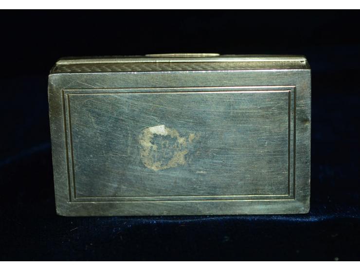 Kleine Briefmarkendose ohne sichtbare Punzmarken, wohl Silber, mit eingesetztem Ametyst, Ende 19. Jhd.. Die Dose verfügt über