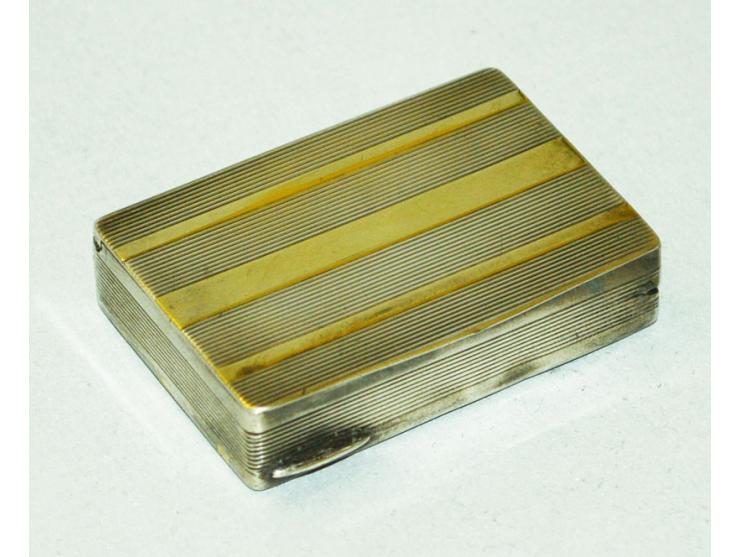 Kleine Briefmarkendose, wohl Ende 19. Jhd., undeutliche Punzmarke, wohl silber oder versilbert, verziert mit Gold- oder Bronz