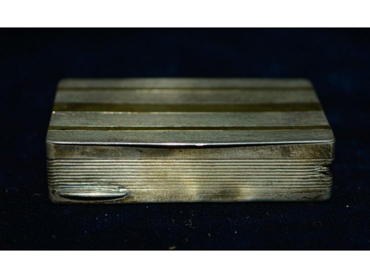 Kleine Briefmarkendose, wohl Ende 19. Jhd., undeutliche Punzmarke, wohl silber oder versilbert, verziert mit Gold- oder Bronz