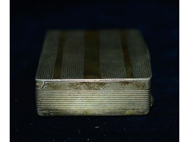 Kleine Briefmarkendose, wohl Ende 19. Jhd., undeutliche Punzmarke, wohl silber oder versilbert, verziert mit Gold- oder Bronz