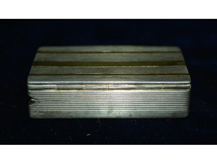 Kleine Briefmarkendose, wohl Ende 19. Jhd., undeutliche Punzmarke, wohl silber oder versilbert, verziert mit Gold- oder Bronz