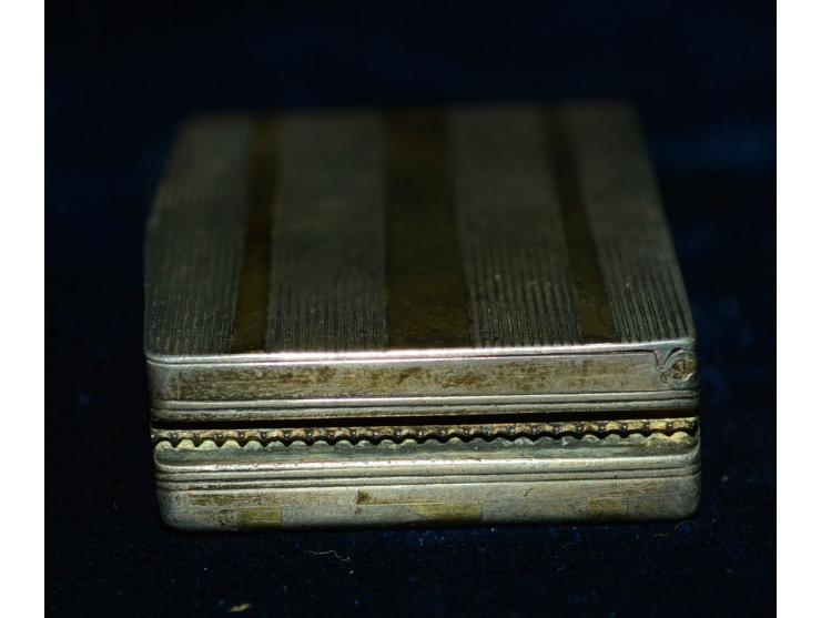 Kleine Briefmarkendose, wohl Ende 19. Jhd., undeutliche Punzmarke, wohl silber oder versilbert, verziert mit Gold- oder Bronz