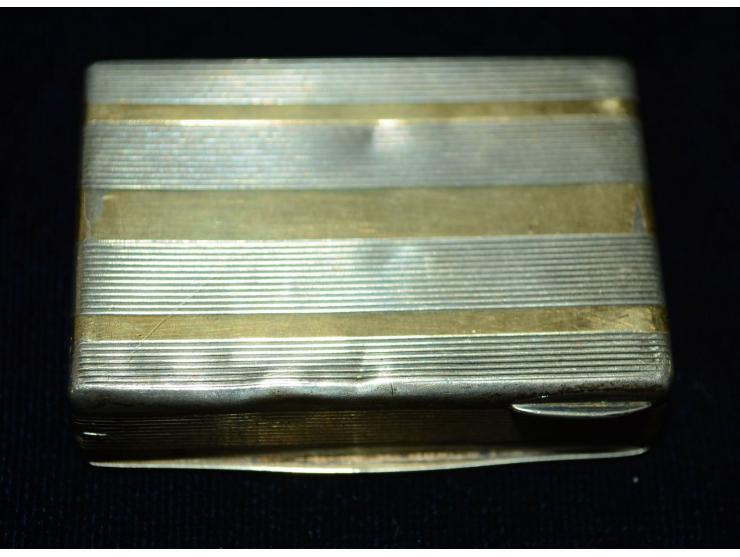 Kleine Briefmarkendose, wohl Ende 19. Jhd., undeutliche Punzmarke, wohl silber oder versilbert, verziert mit Gold- oder Bronz